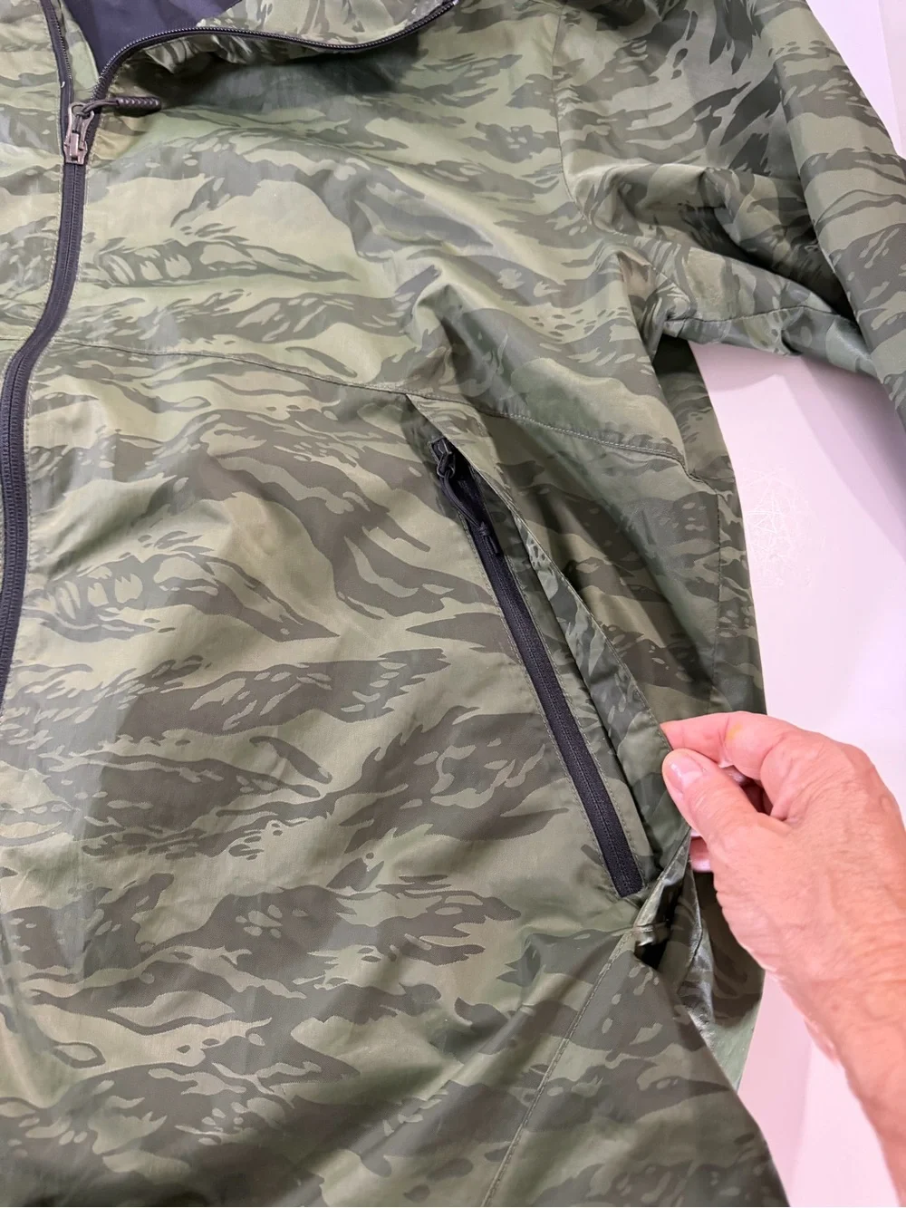 The North Face XL Men’s Tiger Camo Green Dry Vent Hooded Windbreaker Jacket S17